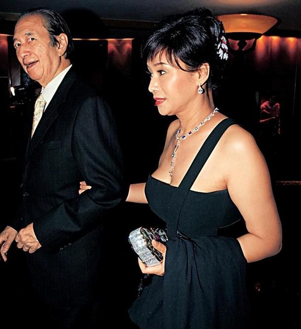 赌王三太陈婉珍与网红cici姐之间有何关系?何超莲亲自回应!