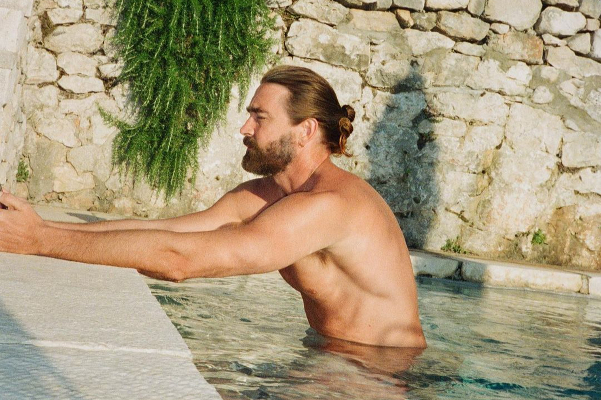 霍比特人中的精灵王李·佩斯,凭借健硕身材点燃社交网!