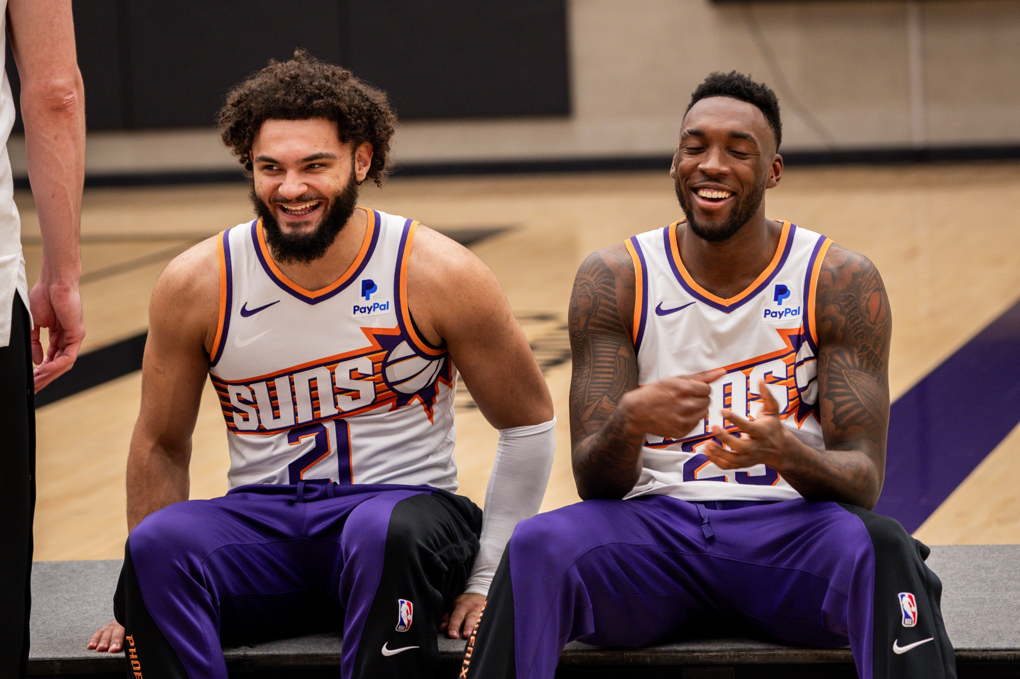 太阳队全家福出炉!比尔c位抢镜,7大后卫气势如虹