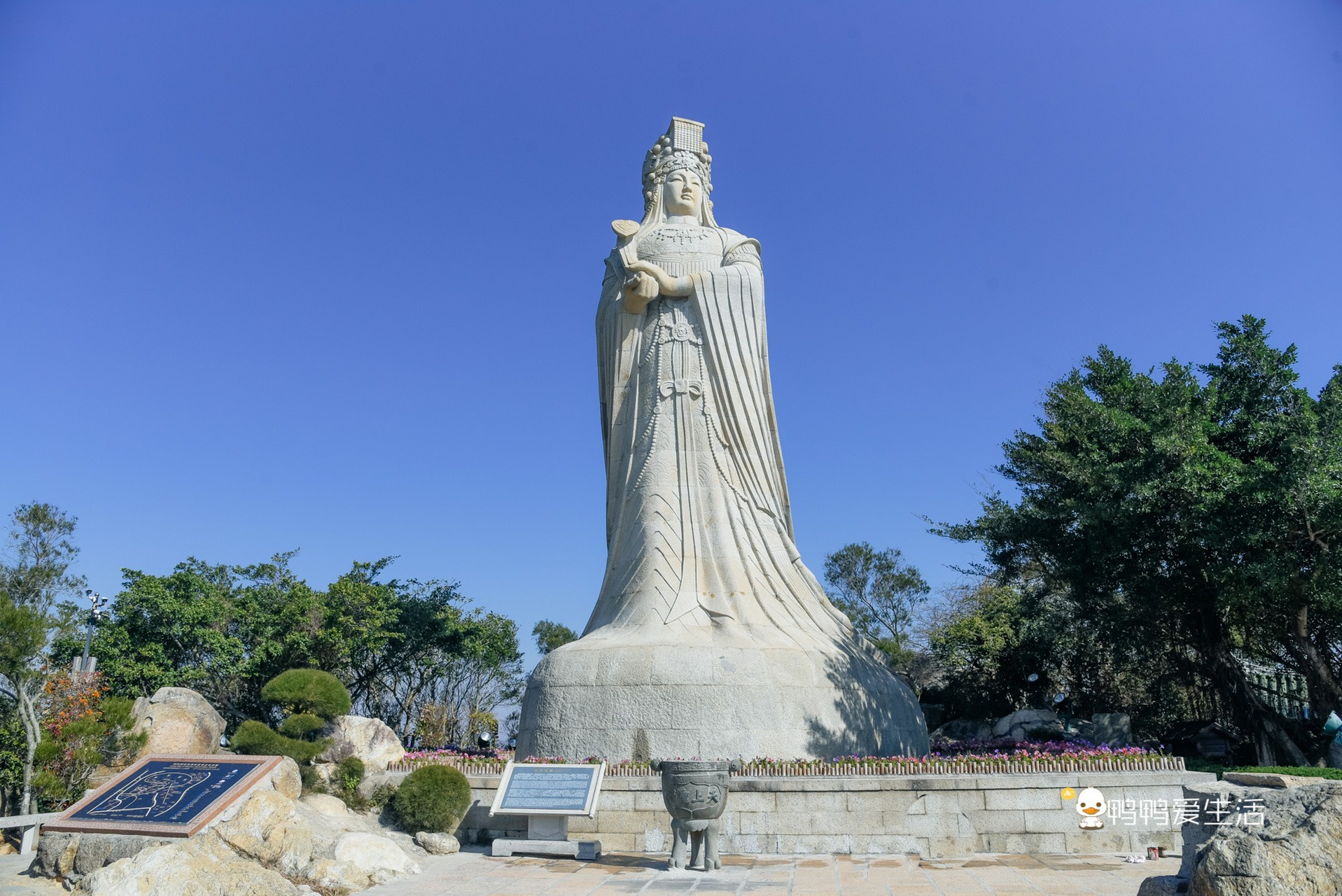 我第一次看海,是在福建莆田的湄洲湾,印象最深刻的是,隔海遥望看到