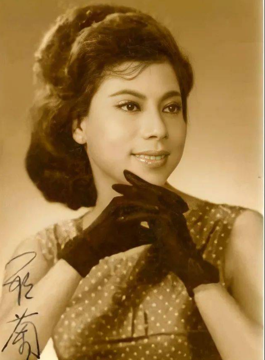 罗兰曾经有过几段感情,恋爱的对象不是圈内人,所以很少有人知晓,年轻