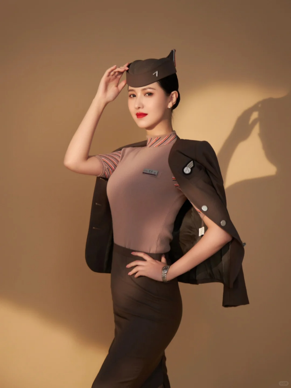 韩亚航空空姐制服融合商务与韩国传统元素,灰绿色调展现稳重优雅.