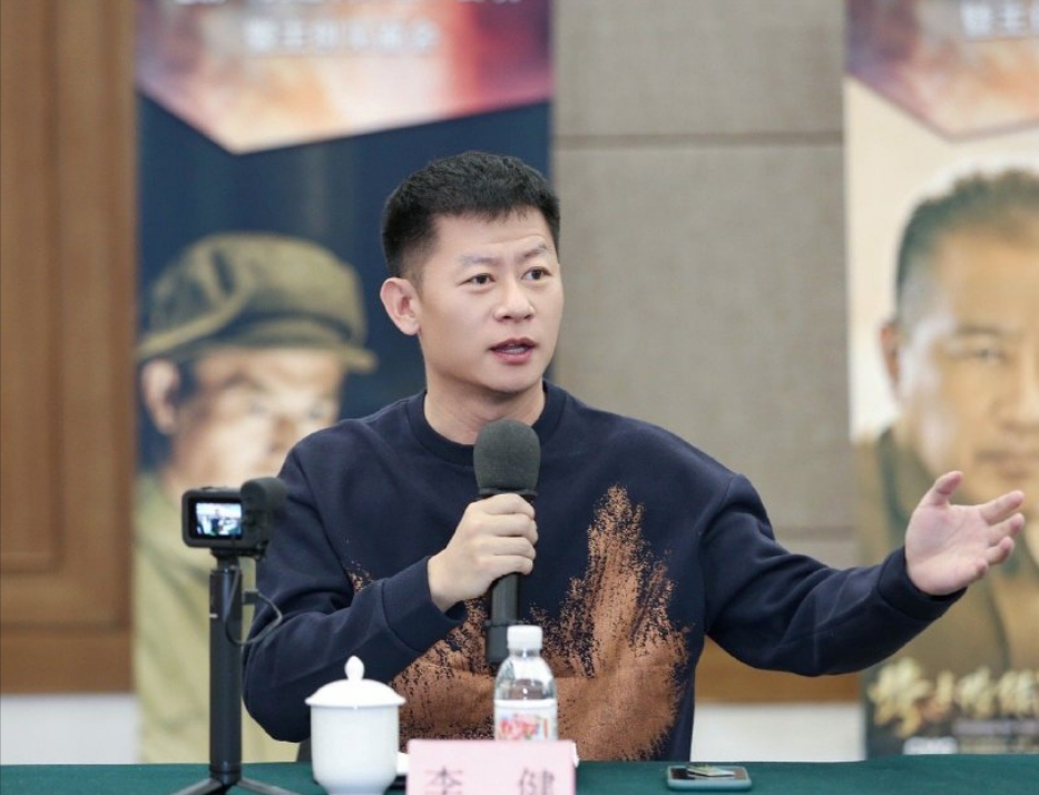 回顾演员李健19岁出道娶中学初恋为妻42岁因狂飙走红