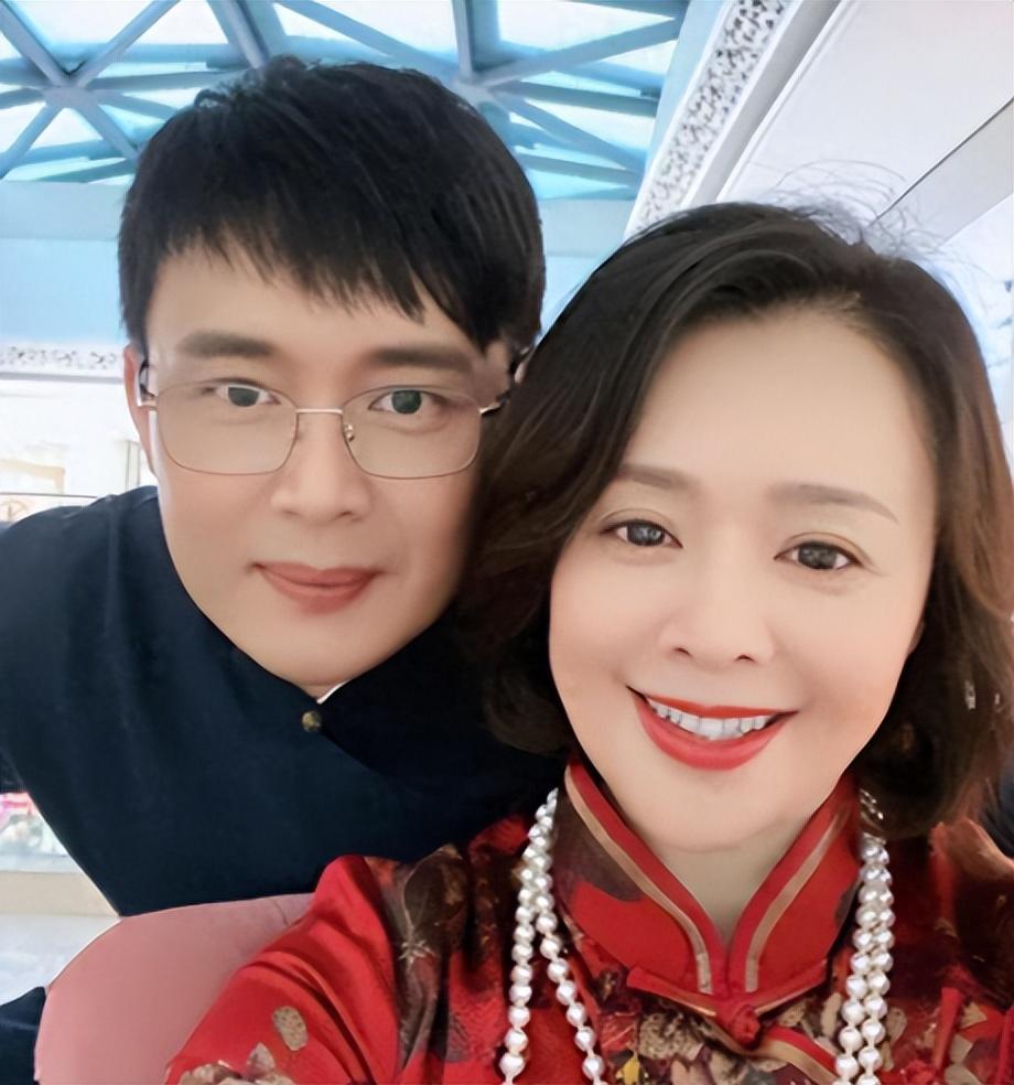 事实上,在《南来北往》中除了"老吴"这个"假老公".