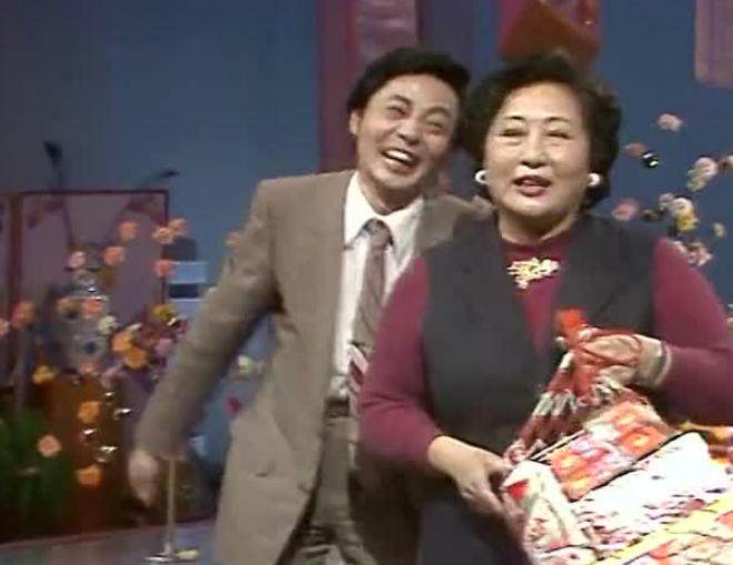 1983年出演电视剧《四世同堂》中的大赤包一角,胡同里面的"西太后"