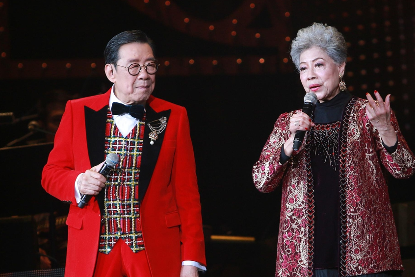 其实胡枫的妻子是吕咏荷,婚后有五个孩子,2016年吕咏荷病逝后,胡枫