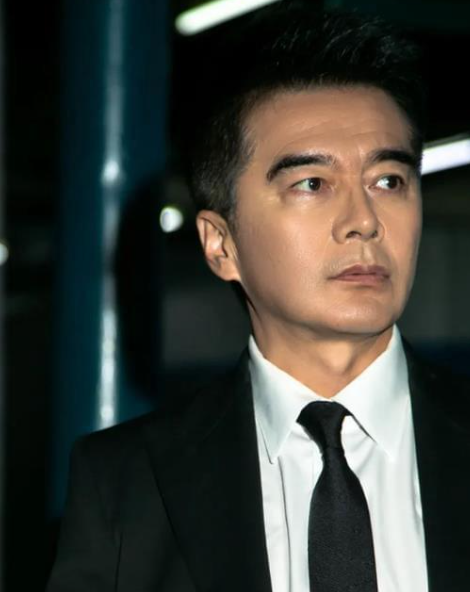 但先别着急觉得离谱,下面小编再来带大家探寻一下另外一位四婚男演员