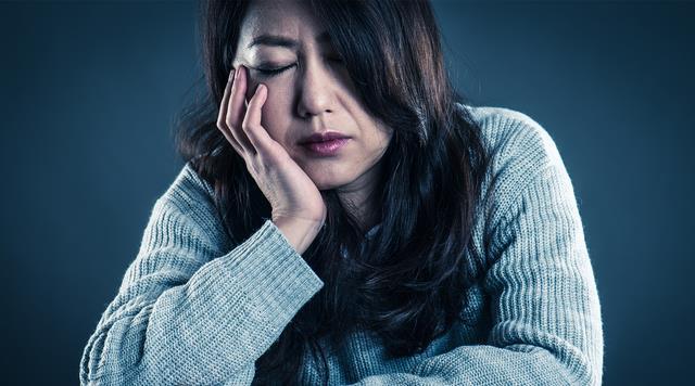 母亲和四婶16年不来往初二我回娘家四婶在村口给了我一碗酸菜