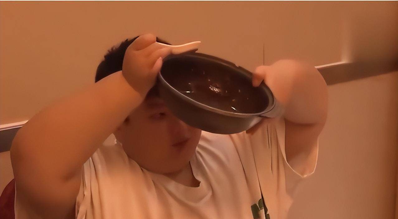 回顾中国小胖徐周磊14岁体重300斤一顿狂吃8碗饭结果如何