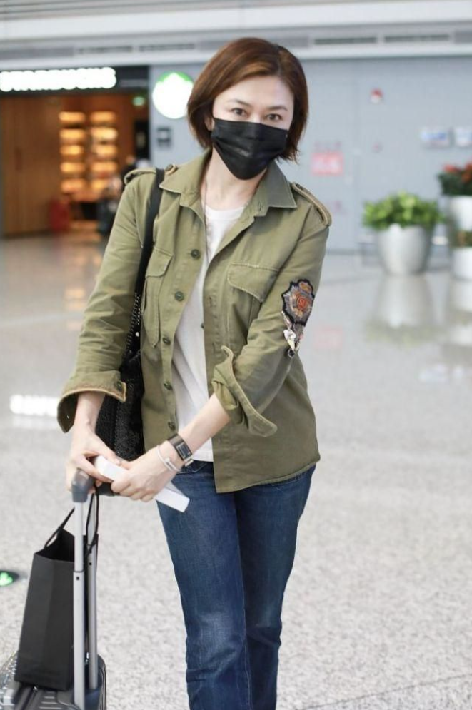 关之琳带火了减龄穿搭,工装外套 白t恤 牛仔裤,时髦高级又显贵