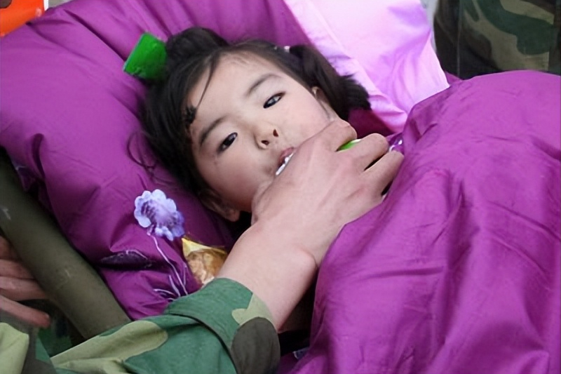 回顾汶川地震中失去右腿和双亲总理为她让路的小馨懿如今怎样