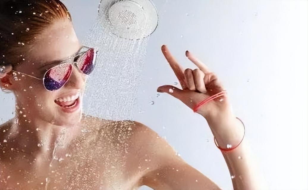 反向洗澡不可取奉劝爱干净的人尽量避免洗澡时的3个误区