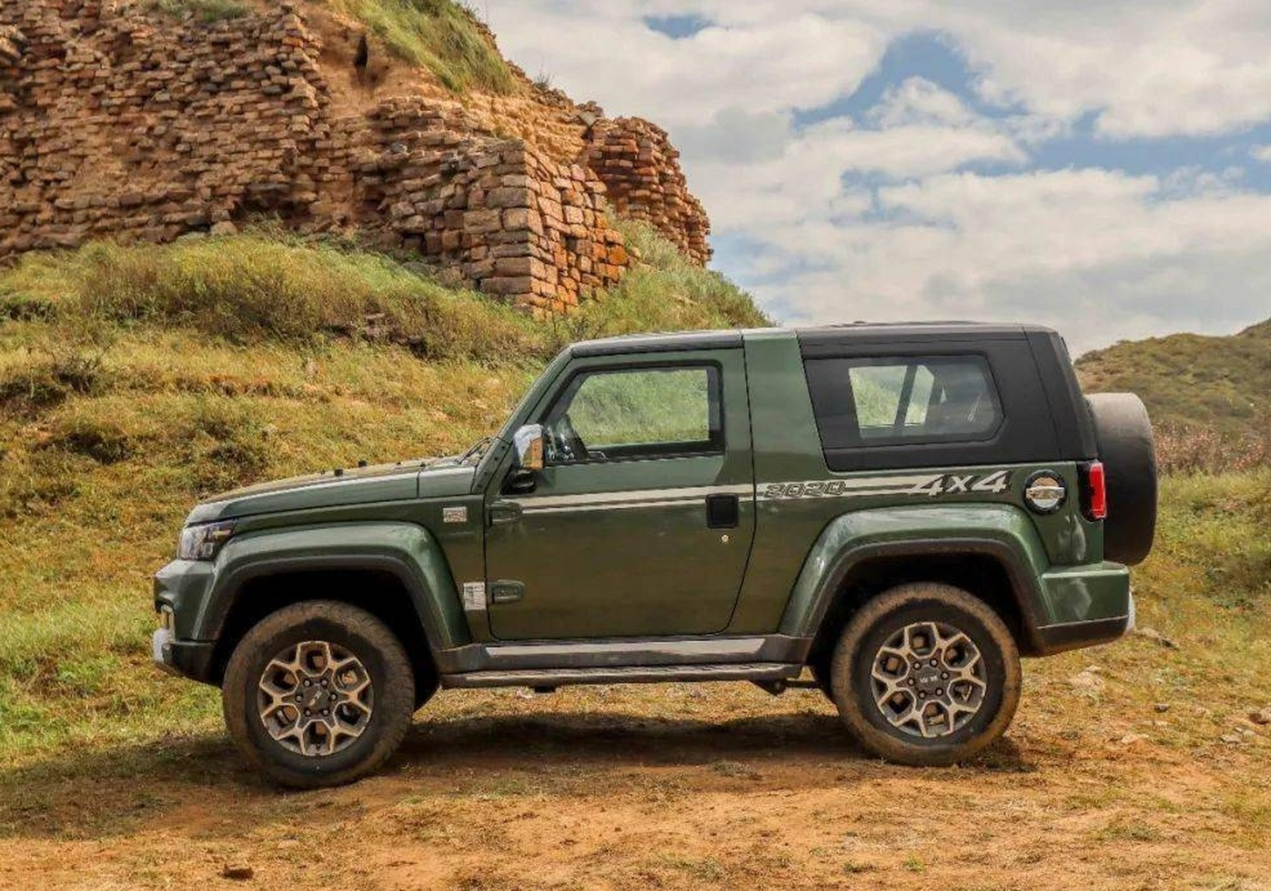 北京bj40致敬2020荣耀版是款价格实惠的硬派越野车,具有短轴距,防滚架