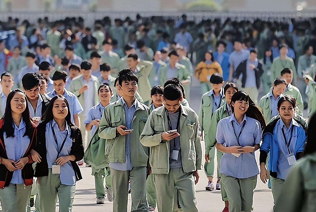 父母痛心疾首,可小文却无所谓,对上大学一点兴趣也没有,打定主意要"