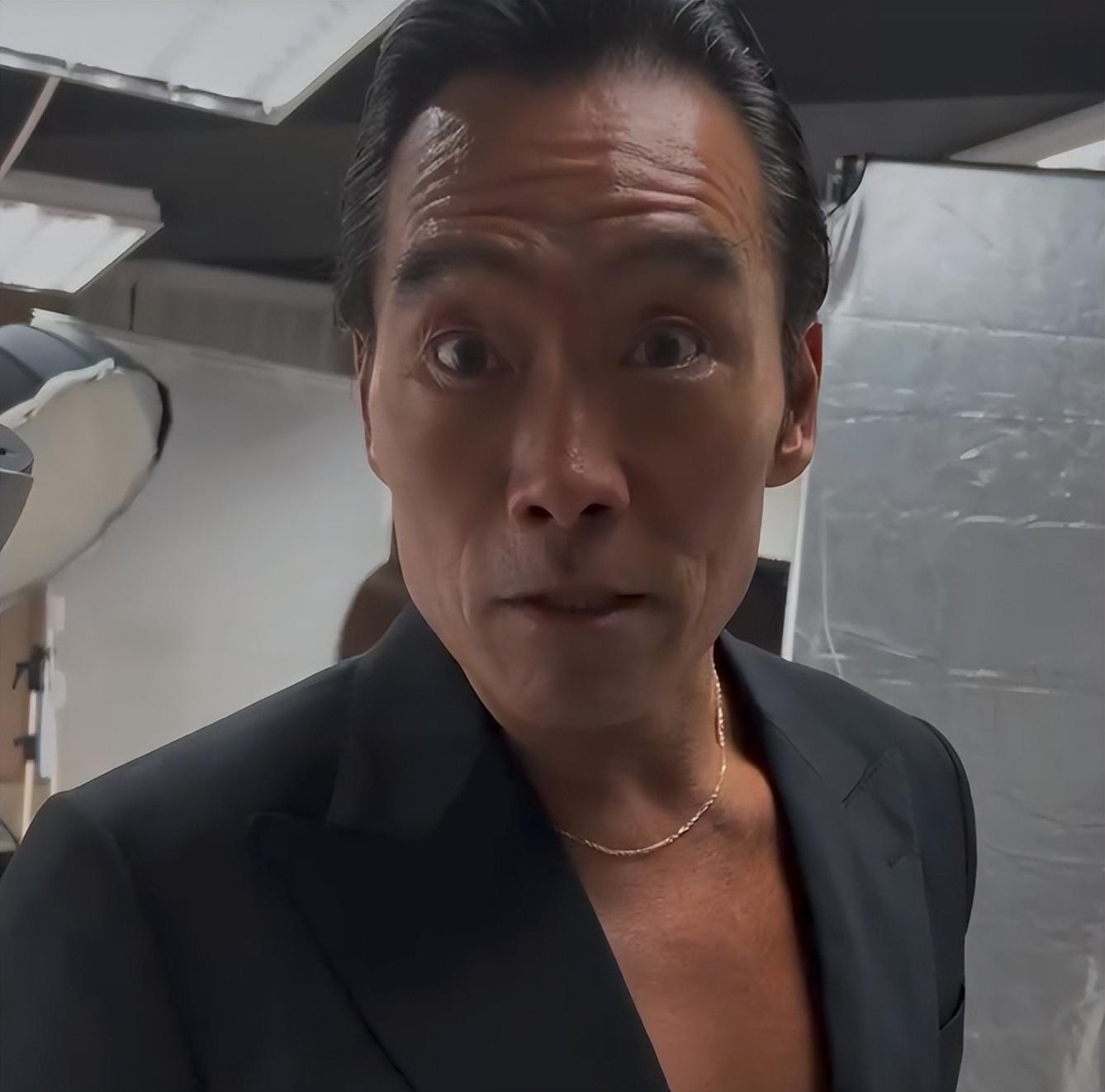 到如今郑浩南虽片约一直未断,但一直未有再出彩的角色,同时在2022年