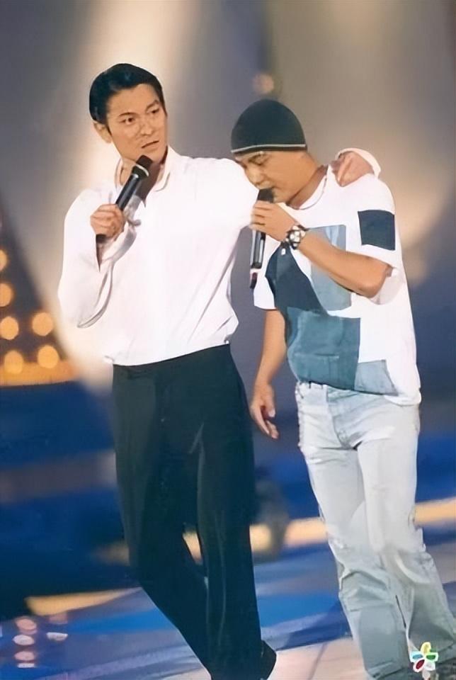 他不仅拍影视剧,还发行了唱片和专辑.