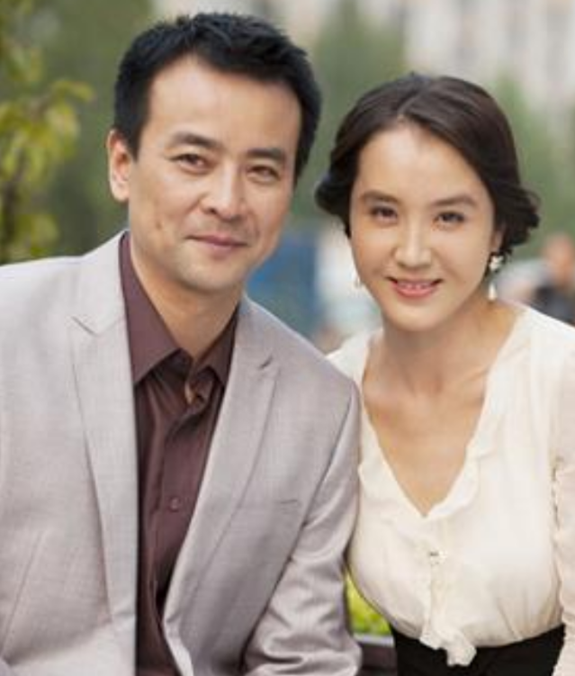 回顾演员罗钢娶小23岁郝蕾陪娇妻战胜家族遗传病48岁老来得子