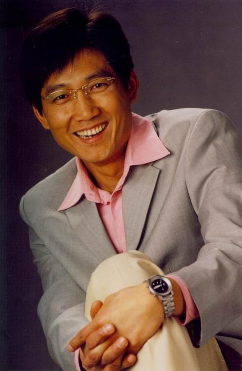 回顾李崇霄病逝1年后女儿一人撑起全家遗孀的做法让人泪目