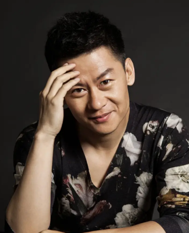 回顾演员李健19岁出道娶中学初恋为妻42岁因狂飙走红