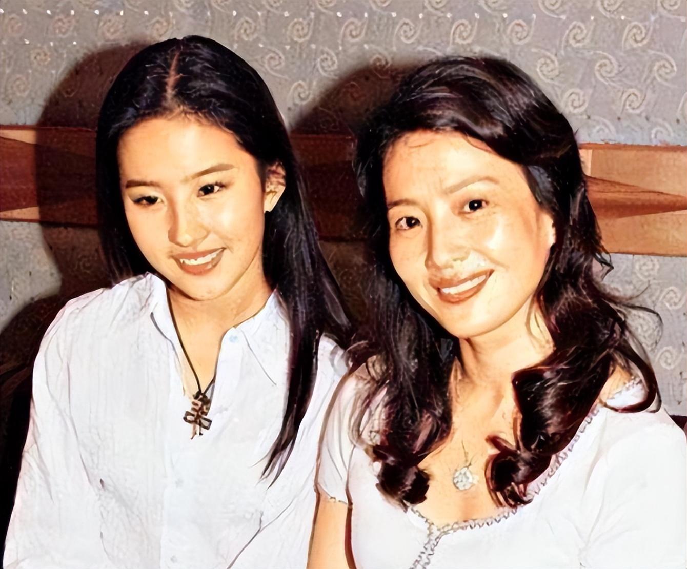 回顾刘亦菲的妈妈刘晓莉两婚两离至今单身长得比女儿还漂亮