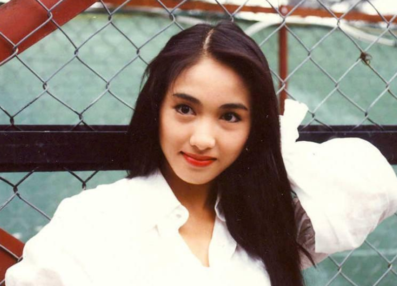 自小的黎姿就看到了母亲为一家人奔波的不易,早早的就出来打工,在爷爷