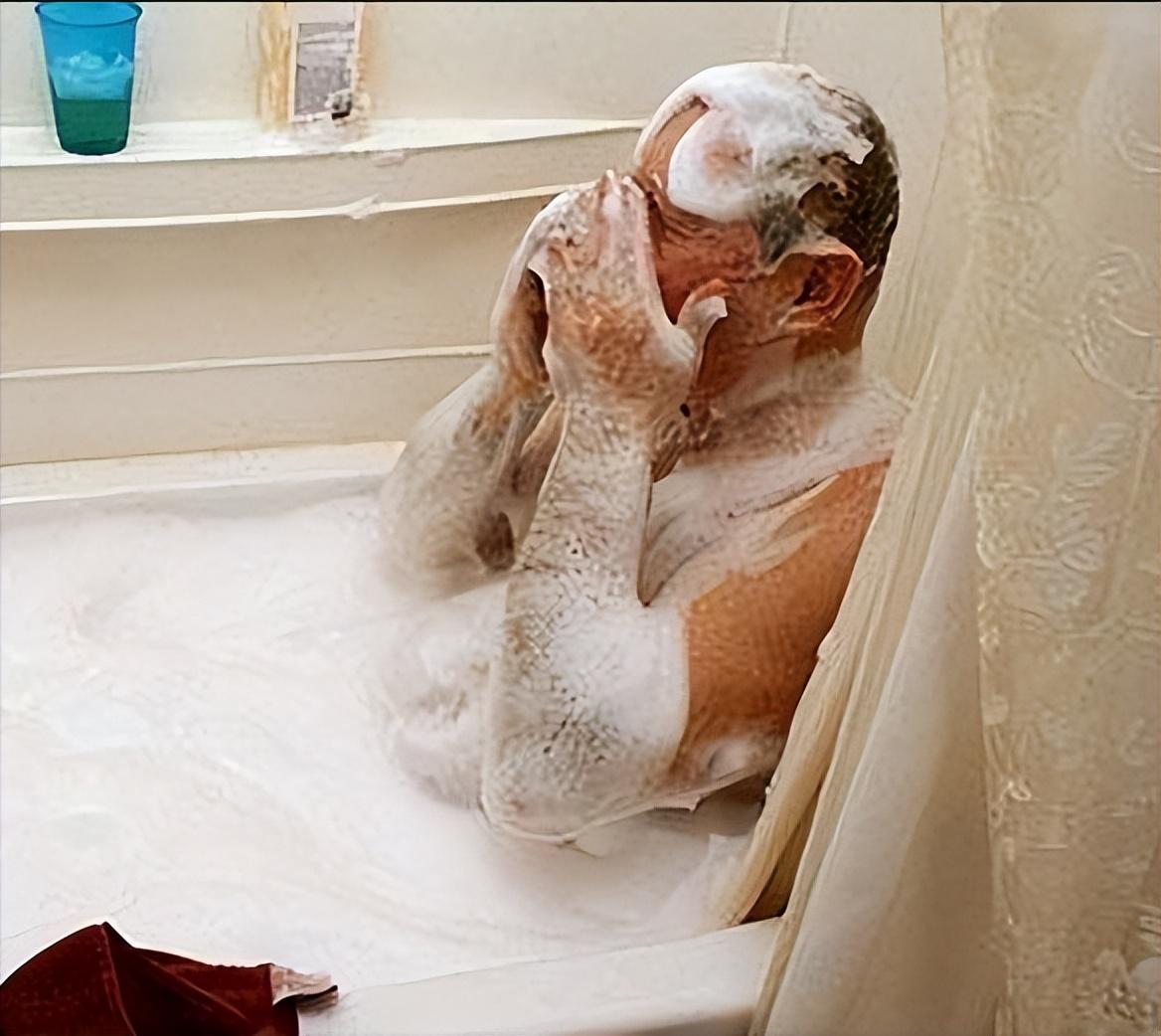 反向洗澡不可取奉劝爱干净的人尽量避免洗澡时的3个误区