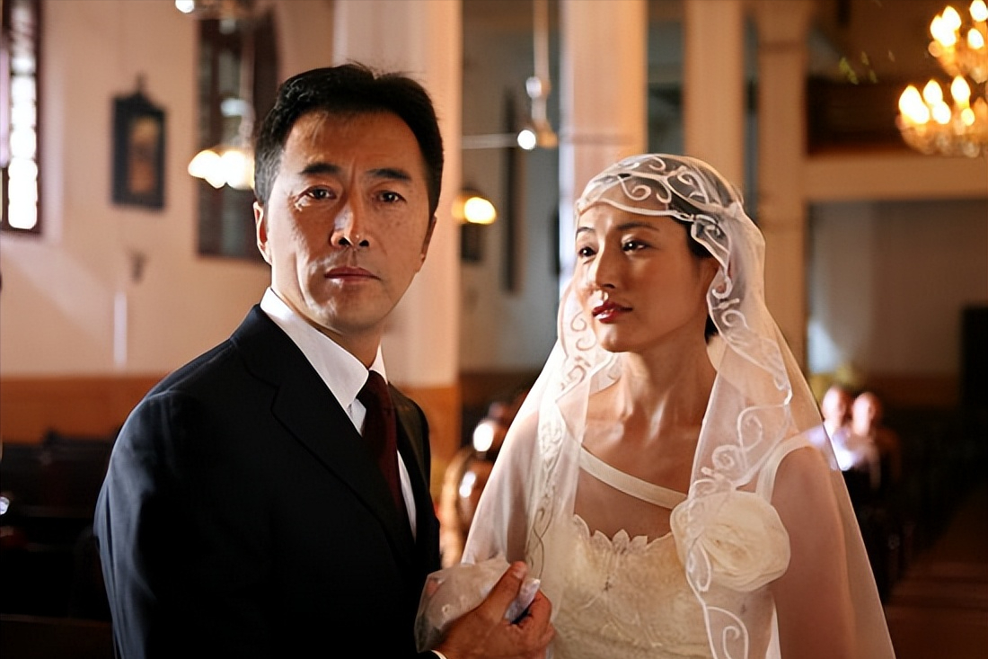 回顾演员郑晓宁爱慕萨日娜20年两度娶娇妻62岁下场太凄惨
