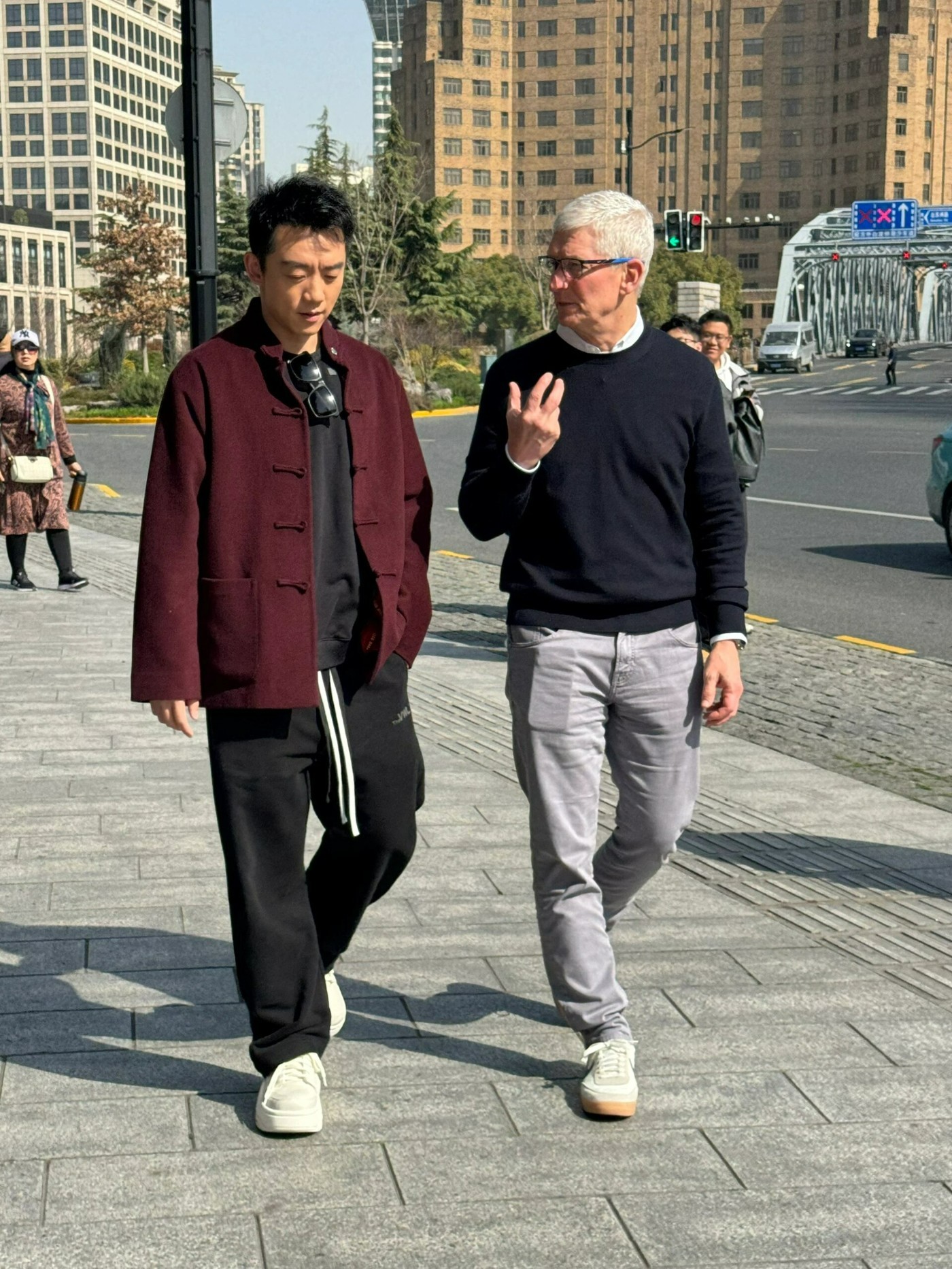 在休闲场合库克大多会选择上脚 nike,其中 air force 1 的出镜率最高.