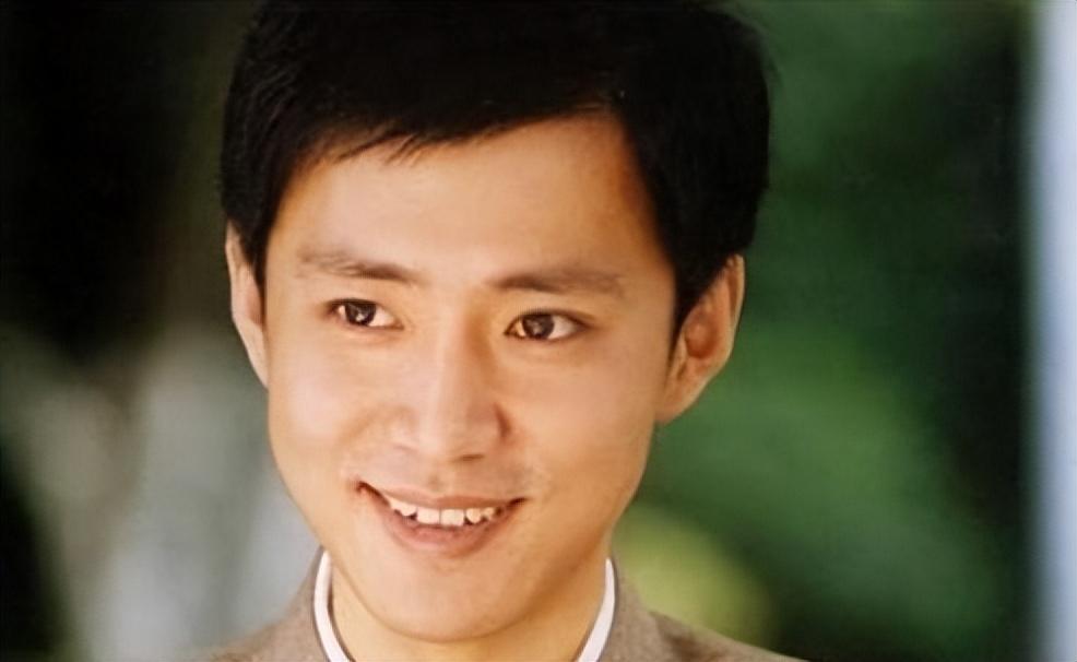 那时候的高鑫才22岁,在ktv里又唱又跳,尽显年轻的活力