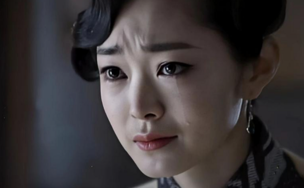 此前,"旗袍女神"宋轶在采访中表示自己曾有2年没有戏拍,直到《伪装者