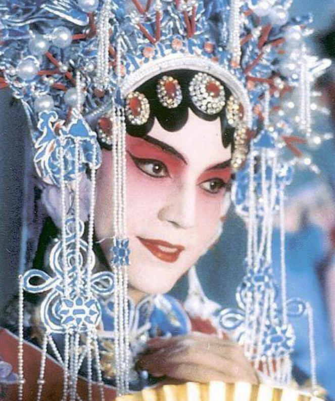 养母把他送到了"春秋剧社"学京剧,拜了京剧的刀马旦粉菊花女士为师