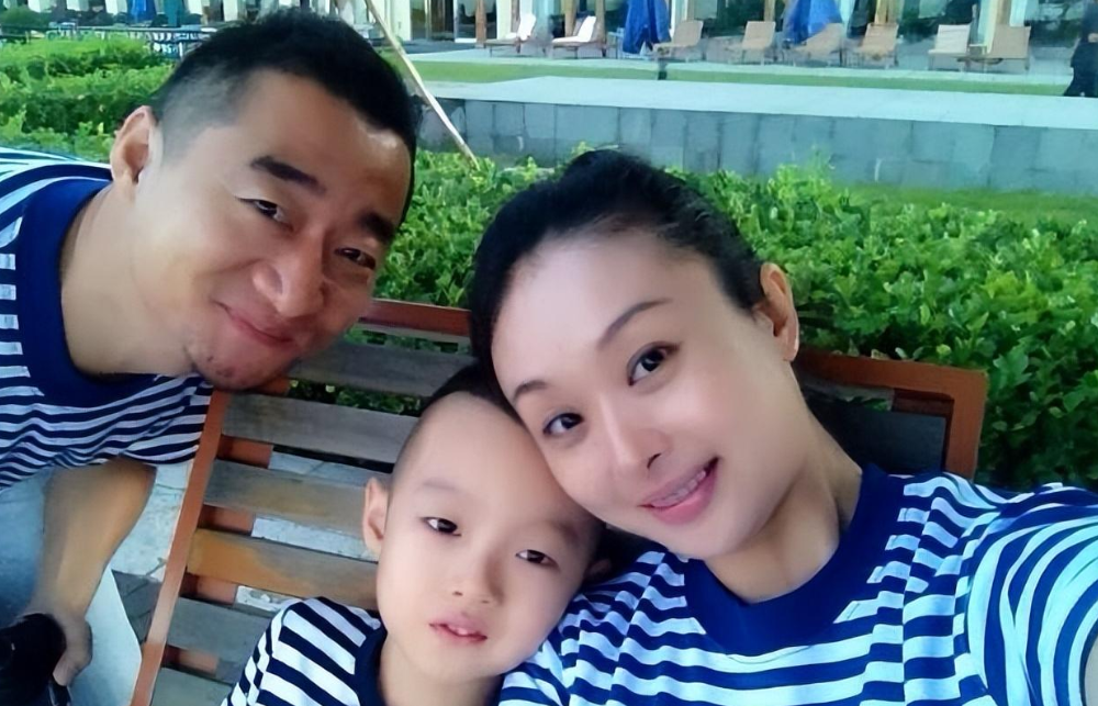 宁伟(叶静饰)出生在根正苗红的大院家庭,在部队里面,他是一个天才,若