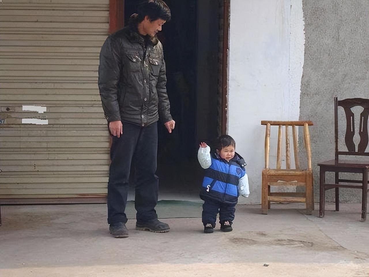 回顾袖珍人吴康33岁高72厘米手掌不足1个瓶盖大靠拼图成功逆袭