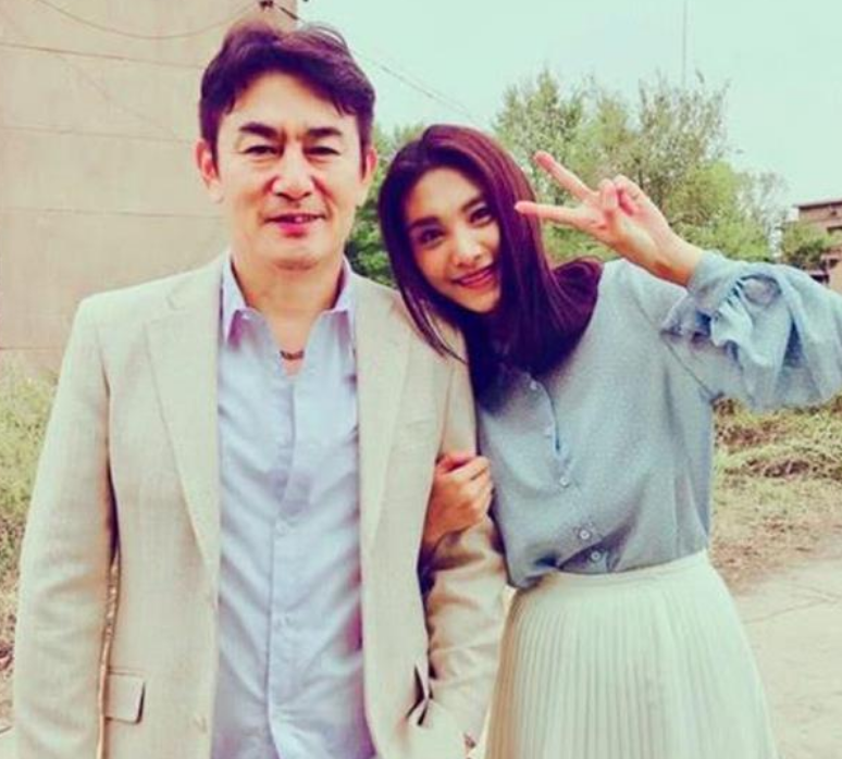 他是何冰同班同学与妻结婚30年零绯闻赚钱上交让妻过富太生活