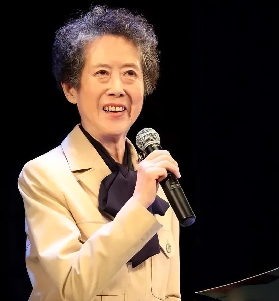 其声音铿锵有力百转千回堪称一代配音大师