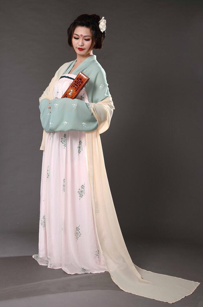 唐朝的女性们穿着也是各式各样的,不仅有人穿齐胸襦裙还有高腰襦裙