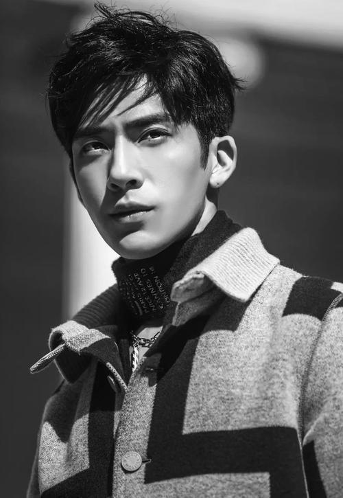 回顾井柏然出生28天被抛弃奶奶捡垃圾养他走红后父母来相认