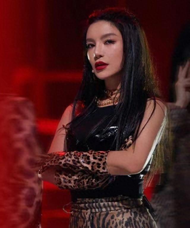 回顾超女冠军江映蓉因整容失败像怪物全身只剩眼珠是自己的