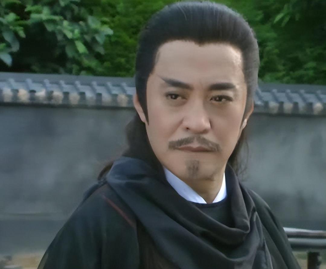 除此之外,去世的还有嵩山派掌门左冷禅(陈鸿烈饰),恒山派掌门定闲师太