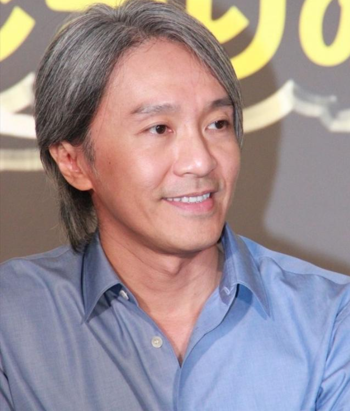 事实证明61岁许久未见的周星驰已经走上了另一条大道