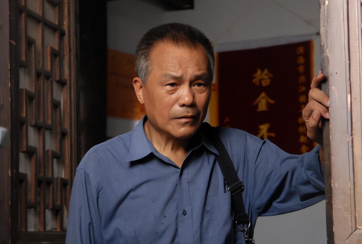 2001年李万年出演电视剧《一代廉吏于成龙》被观众熟知,这一年李万年