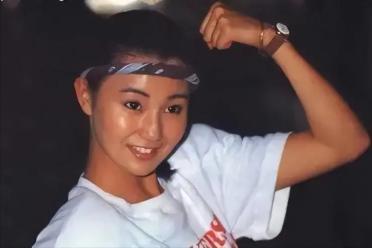 回顾张曼玉息影18年独居贫区不婚无子58岁活得太飒了