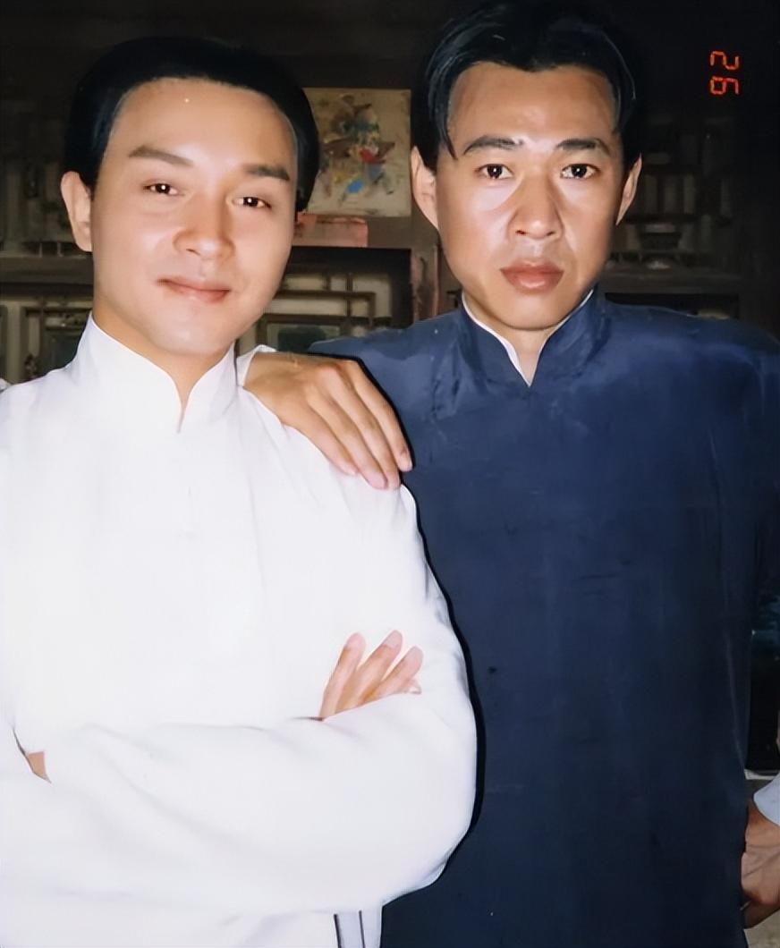 在霸王别姬中有一场戏要求张国荣需要在背后抱住张丰毅