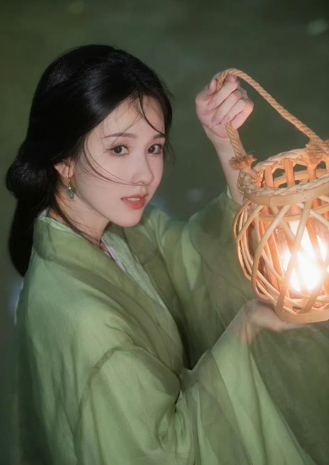 50岁的王艳还算不算大美人看她和30岁陈都灵的同框就知道了