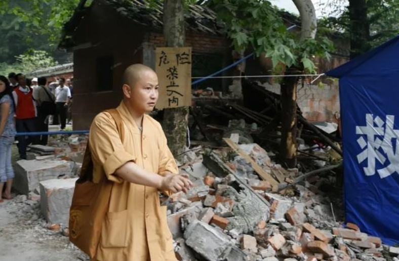 2008年汶川地震高僧破三戒收留孕妇生108名罗汉娃后来如何