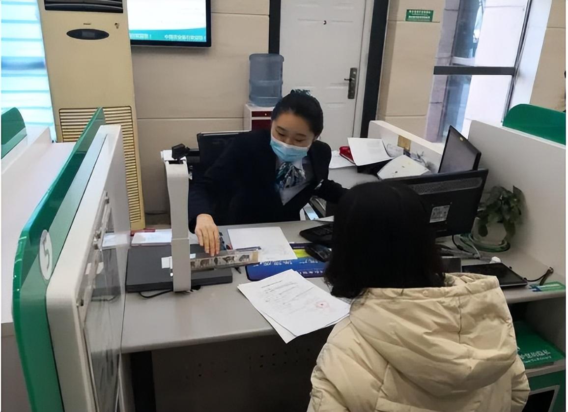 回顾女子在银行存1000万4个月后只剩6毛2法院判女子承担全责