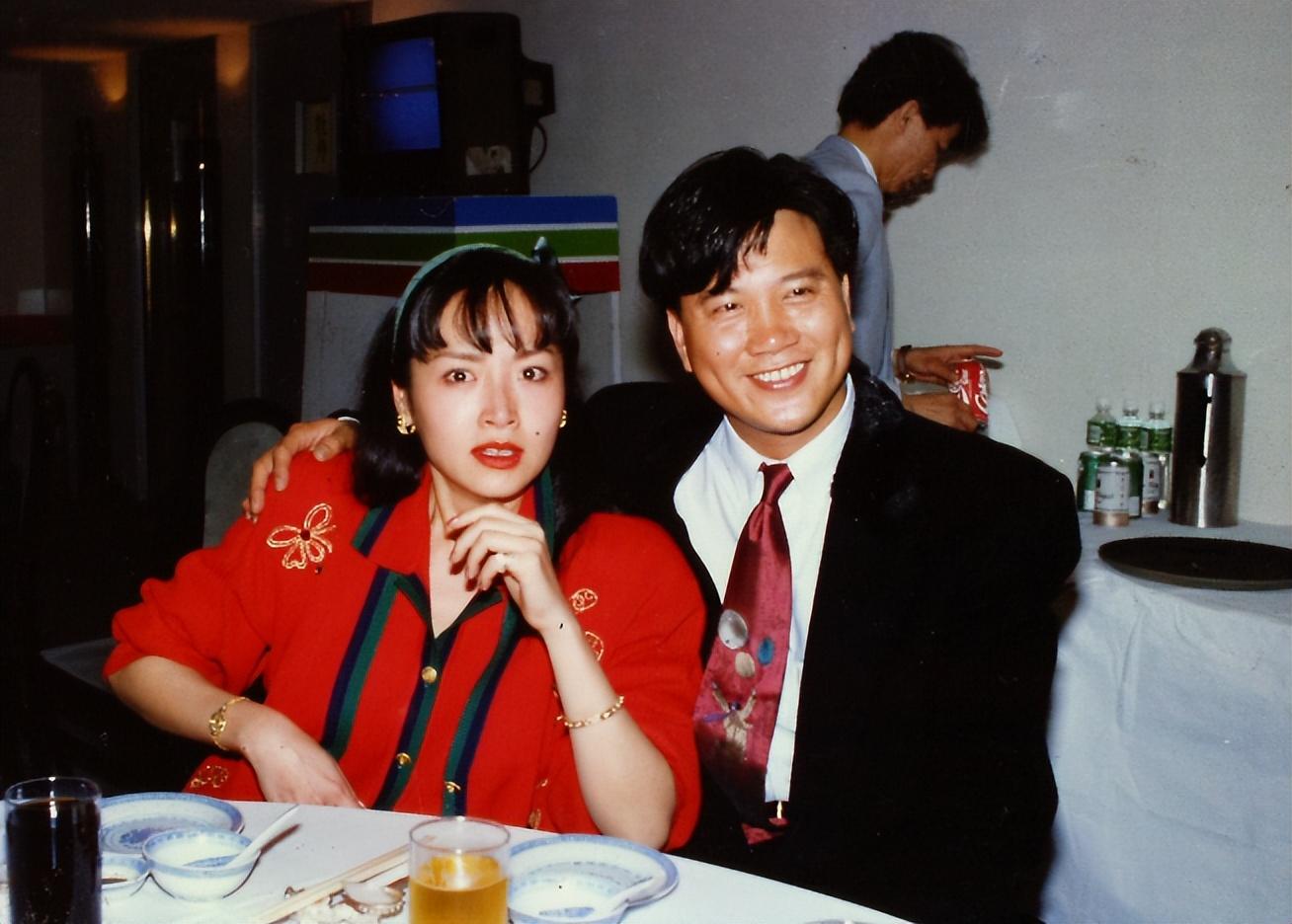 90年代中后期,香港电影处于日暮黄昏的阶段时,万梓良与恬妞离婚后下海