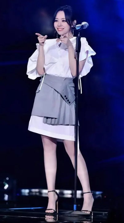 张靓颖痴爱冯轲15年被骗走亿万身家离婚6年后二人天差地别