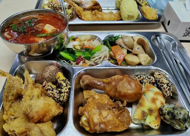 公务员"工作餐"惹争议,对比学生的午餐标准,家长感觉不公平