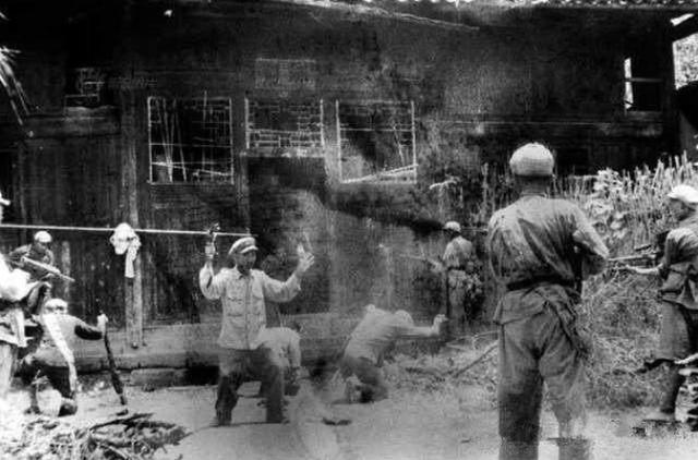 1950年5名女兵被土匪强抢炊事兵出手相救却跪求女兵帮忙